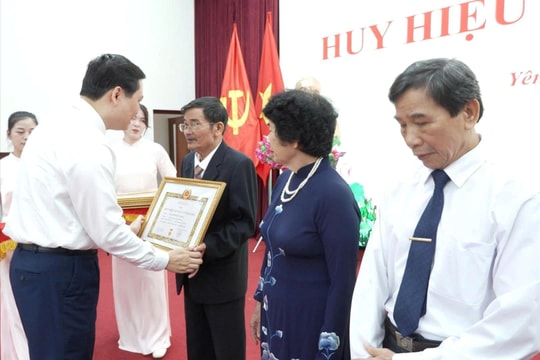 202 đảng viên phường Yên Hòa được trao tặng Huy hiệu Đảng