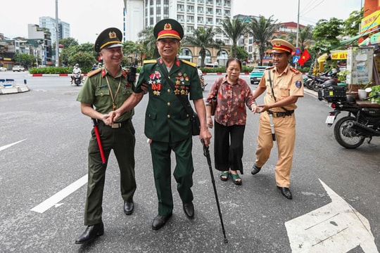 Thắm tình quân dân trong ngày sơ duyệt diễu binh, diễu hành