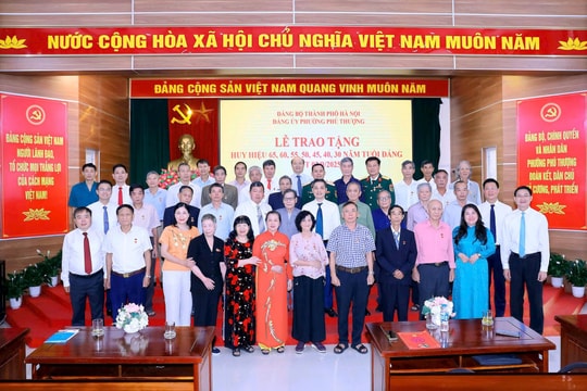 54 đảng viên phường Phú Thượng nhận Huy hiệu Đảng đợt 2-9