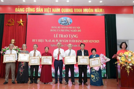 Phường Nghĩa Đô: 283 đảng viên nhận Huy hiệu Đảng đợt 2-9