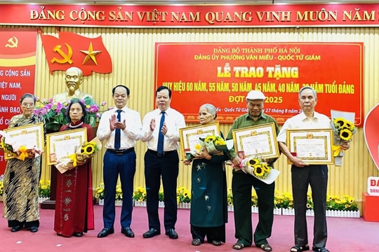Phường Văn Miếu - Quốc Tử Giám: 150 đảng viên được trao tặng Huy hiệu Đảng dịp 2/9