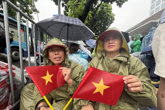 Bất chấp mưa gió, người dân vượt hàng trăm km về Thủ đô từ sáng sớm chờ xem sơ duyệt A80