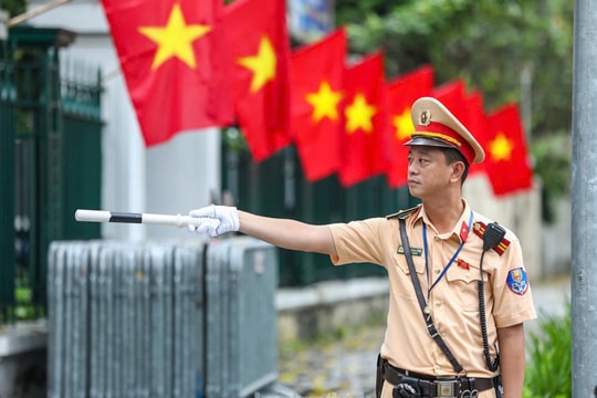 Công an Hà Nội phân luồng giao thông phục vụ triển lãm thành tựu kinh tế - xã hội