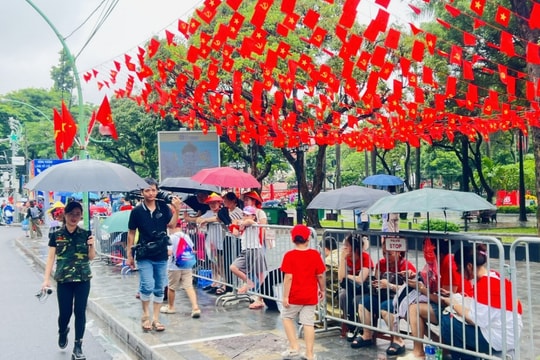 Người dân háo hức chờ đón màn sơ duyệt Lễ diễu binh, diễu hành A80