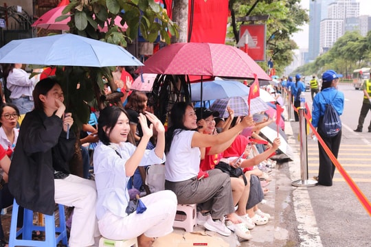 Thêm yêu đất nước từ hình ảnh người dân xếp hàng chờ xem sơ duyệt diễu binh, diễu hành