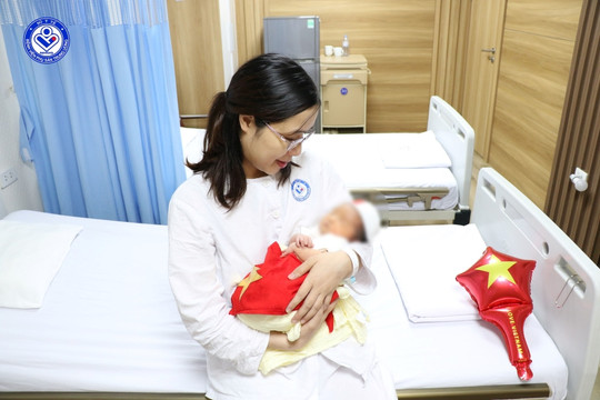 Bé gái chào đời từ phôi thai trữ đông hơn 10 năm tại BV Phụ sản Trung ương