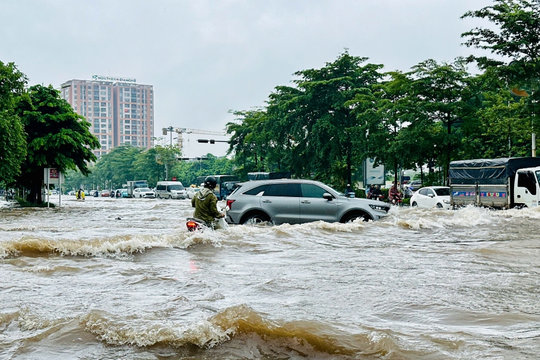 Mưa kéo dài gây ngập úng tại khu vực đường Cổ Linh, Ngọc Lâm