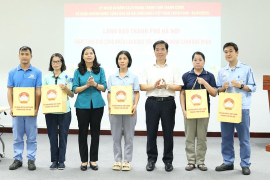 Phó Chủ tịch Ủy ban MTTQ Việt Nam thành phố Hà Nội Đặng Thị Phương Hoa thăm, tặng quà công nhân lao động