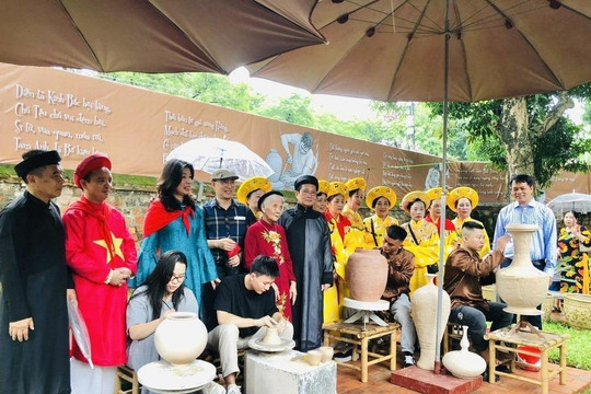 Trưng bày chuyên đề “Tình đất và gốm”- Góc nhìn trọn vẹn về truyền thống gốm sứ Việt Nam