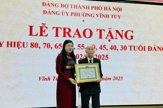 Chủ tịch Ủy ban MTTQ Việt Nam TP Hà Nội Nguyễn Lan Hương dự Lễ trao Huy hiệu Đảng phường Vĩnh Tuy