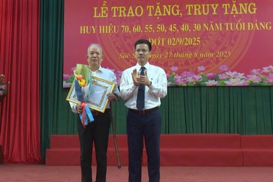 Đảng bộ xã Sóc Sơn trao Huy hiệu Đảng tặng 139 đảng viên