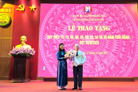 Chủ tịch Ủy ban MTTQ Việt Nam thành phố Hà Nội Nguyễn Lan Hương dự Lễ trao Huy hiệu Đảng tại phường Sơn Tây