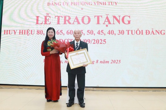 Chủ tịch Ủy ban MTTQ Việt Nam TP Hà Nội Nguyễn Lan Hương trao Huy hiệu Đảng tại phường Vĩnh Tuy