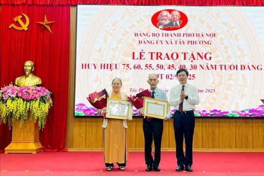 Xã Tây Phương: 52 đảng viên được trao tặng, truy tặng Huy hiệu Đảng đợt 2-9