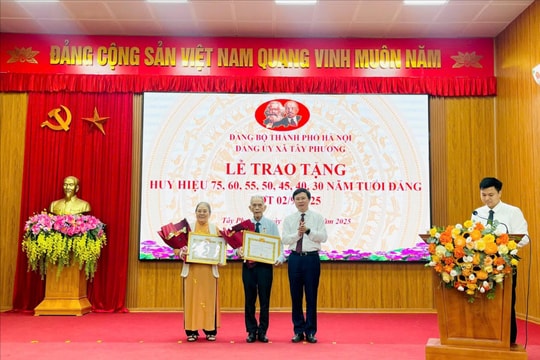 Xã Tây Phương: 52 đảng viên được trao tặng, truy tặng Huy hiệu Đảng đợt 2-9