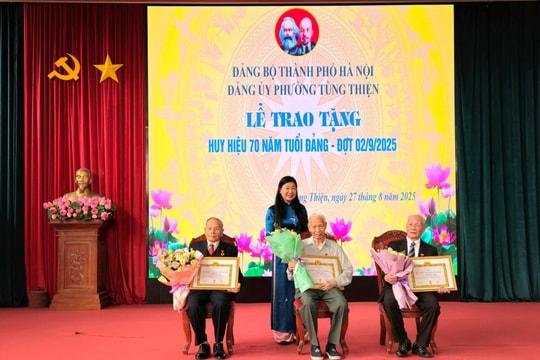 Phường Tùng Thiện trao Huy hiệu Đảng đợt 2-9 tặng 84 đảng viên
