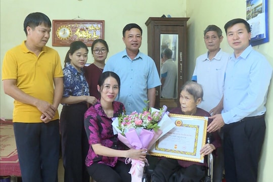 Xã Vân Đình trao Huy hiệu 60 năm tuổi Đảng và thăm, tặng quà gia đình chính sách