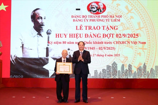 162 đảng viên phường Từ Liêm vinh dự nhận Huy hiệu Đảng đợt 2-9