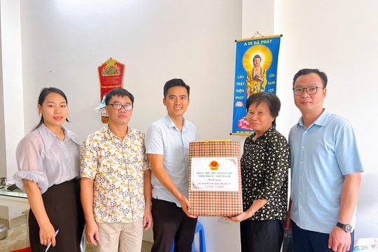Phường Thanh Liệt thăm, tặng quà cá nhân tiêu biểu, người có công với cách mạng
