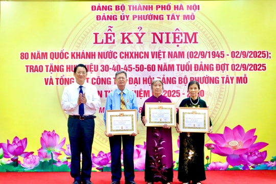 41 đảng viên phường Tây Mỗ vinh dự nhận Huy hiệu Đảng đợt 2-9