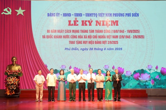 130 đảng viên phường Phú Diễn vinh dự được trao tặng Huy hiệu Đảng