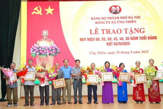 Xã Ứng Thiên trao tặng Huy hiệu Đảng đợt 2-9