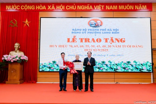 Đồng chí Nguyễn Doãn Toản trao Huy hiệu 70 năm tuổi Đảng tặng đảng viên lão thành phường Long Biên