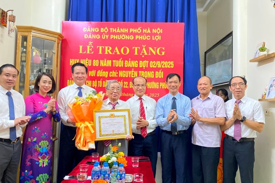 Trao Huy hiệu 80 năm tuổi Đảng tặng đồng chí Nguyễn Trọng Đối