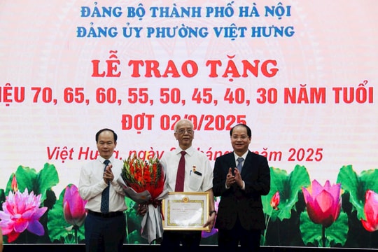 124 đảng viên Đảng bộ phường Việt Hưng vinh dự nhận Huy hiệu Đảng đợt 2-9