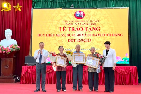 Xã An Khánh: 41 đảng viên vinh dự nhận Huy hiệu Đảng