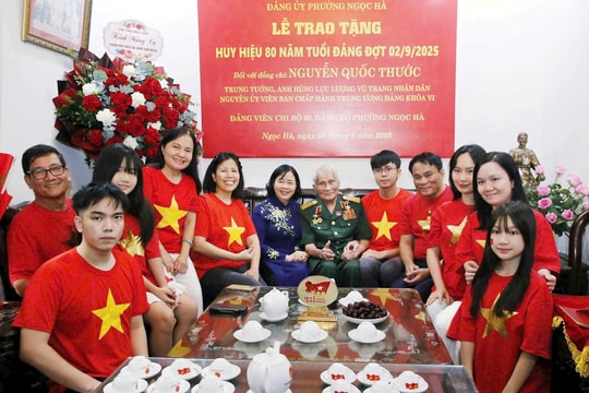 Bí thư Thành ủy Hà Nội Bùi Thị Minh Hoài trao Huy hiệu 80 năm tuổi Đảng tặng Trung tướng Nguyễn Quốc Thước