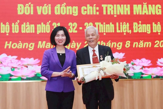 Phường Hoàng Mai trao Huy hiệu Đảng tặng các đảng viên lão thành đợt 2-9
