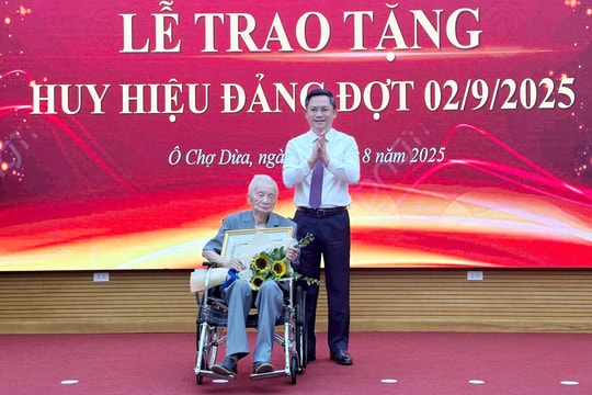 145 đảng viên phường Ô Chợ Dừa được tặng và truy tặng Huy hiệu Đảng