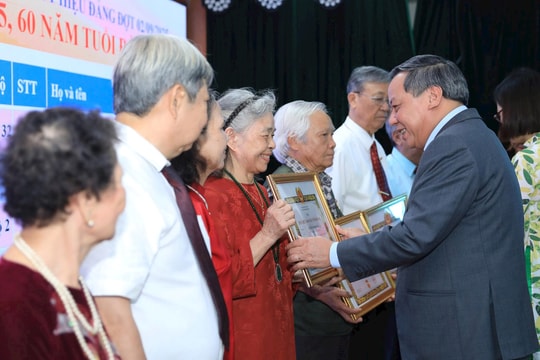 Phó Bí thư Thường trực Thành ủy Hà Nội trao Huy hiệu Đảng tại phường Ba Đình