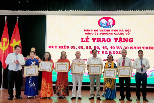 214 đảng viên phường Giảng Võ nhận Huy hiệu Đảng