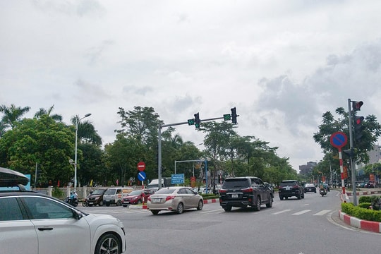 Hà Nội nắng gián đoạn, đêm có mưa rào