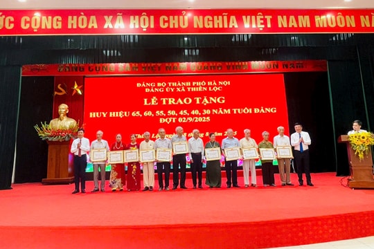 Đảng ủy xã Thiên Lộc trao Huy hiệu Đảng tặng 77 đảng viên