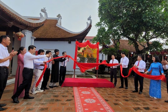 Xã Hát Môn gắn biển công trình di tích đình, chùa Hương Tảo