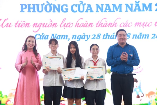 Phường Cửa Nam trao hàng trăm suất quà cho thiếu nhi