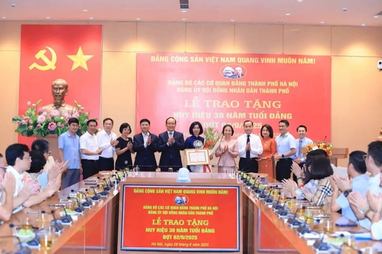 Phó Chủ tịch Thường trực HĐND TP Hà Nội Phùng Thị Hồng Hà nhận Huy hiệu 30 năm tuổi Đảng