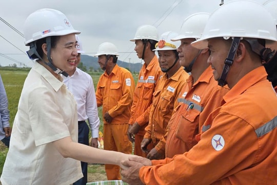Quyết tâm khôi phục điện để phục vụ Nhân dân đón Tết Độc lập