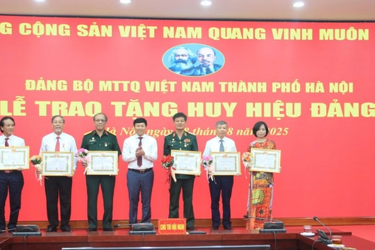 Đảng bộ MTTQ Việt Nam TP Hà Nội trao Huy hiệu Đảng đợt 2/9