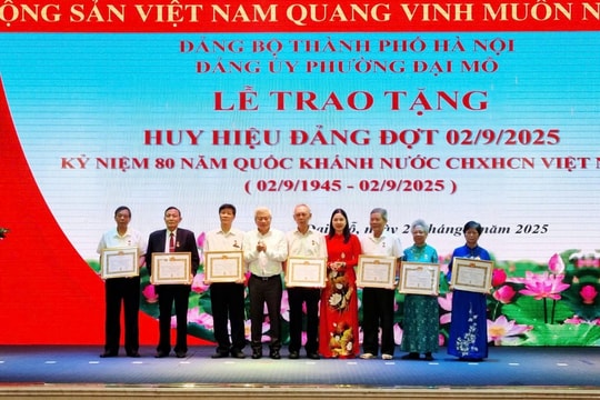 103 đảng viên tại phường Đại Mỗ được trao Huy hiệu Đảng đợt 2-9