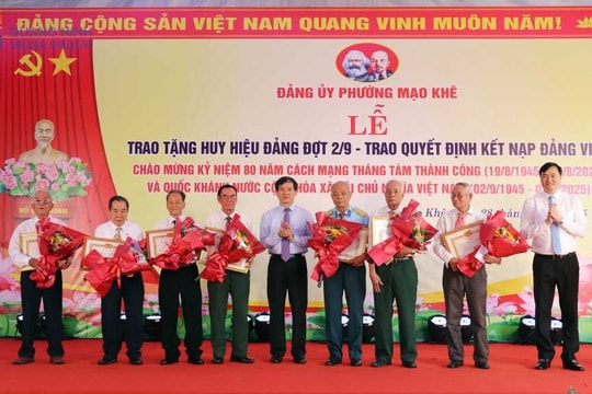 Trao Huy hiệu và kết nạp Đảng viên mới tại Quảng Ninh