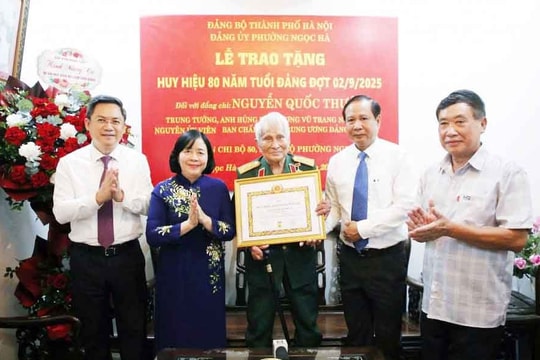 Trung tướng Nguyễn Quốc Thước nhận Huy hiệu 80 năm tuổi Đảng