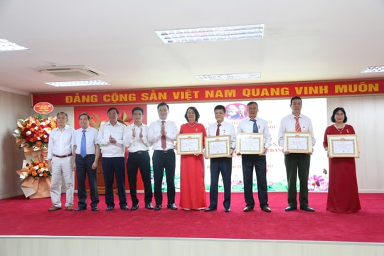 Phường Dương Nội trao Huy hiệu Đảng tặng 41 đảng viên lão thành