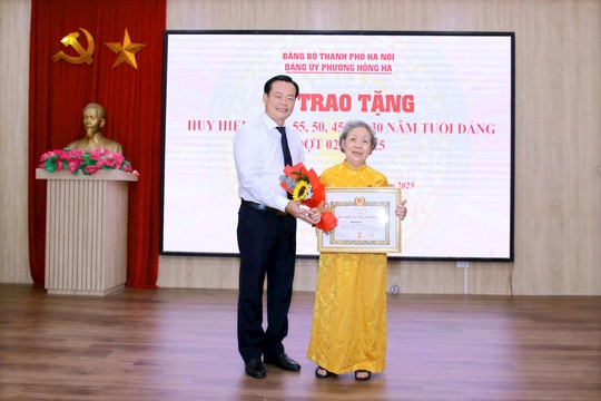 175 đảng viên phường Hồng Hà vinh dự nhận Huy hiệu Đảng