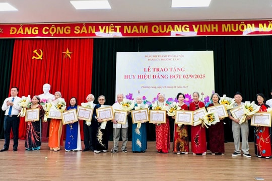 Đảng bộ phường Láng trao tặng Huy hiệu Đảng đợt 2-9