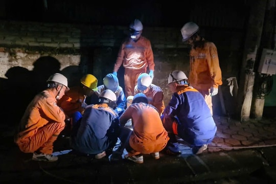 Xúc động hình ảnh công nhân điện lực các tỉnh, thành hỗ trợ Nghệ An khắc phục bão số 5