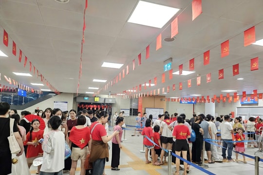 Tàu điện, xe buýt phát huy hiệu quả, nhanh chóng giải tỏa hành khách sau sơ duyệt A80